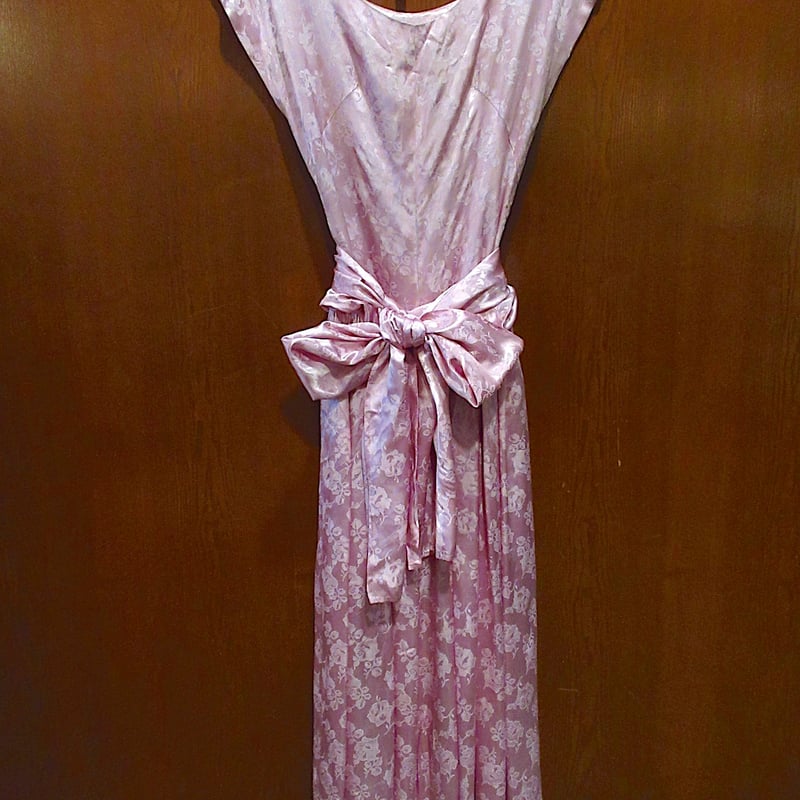 花柄ピンクノースリーブワンピース