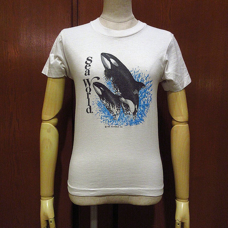 可愛すぎる vintage イルカTシャツ デッドストック ラッセン風 00s THE MOUNTAIN イルカ アートT ラッセン風 – 【古着屋3peace】