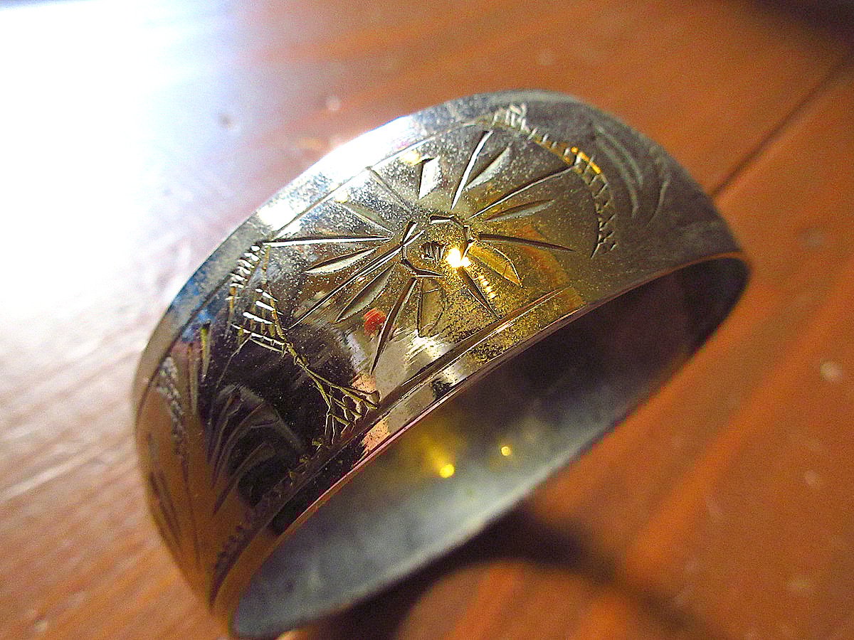 ビンテージ ゴールドカラーの彫金バングル スターリングシルバー 925 ビンテージ ゴールドカラーの彫金バングル スターリングシルバー 925