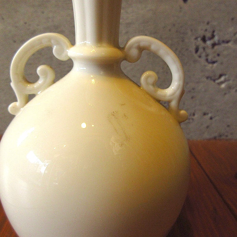 アメリカ　LENOX 製　白いセラミック花瓶 フローラルデザイン アメリカ LENOX 製 白いセラミック花瓶 フローラルデザイン