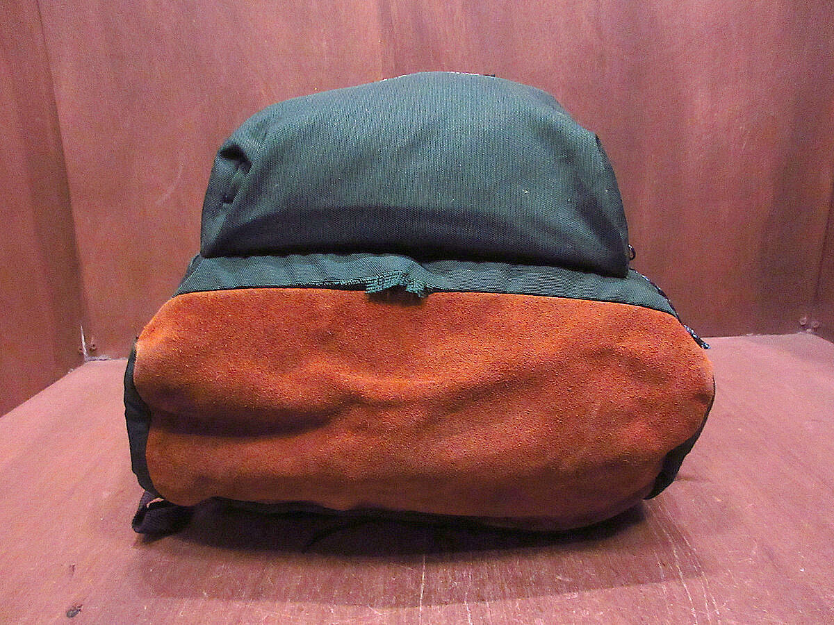 MADE IN U.S.A. EASTPAKボトムスウェードバックパック緑