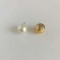南洋パールピアス、カメリアシルエットチャーム付き