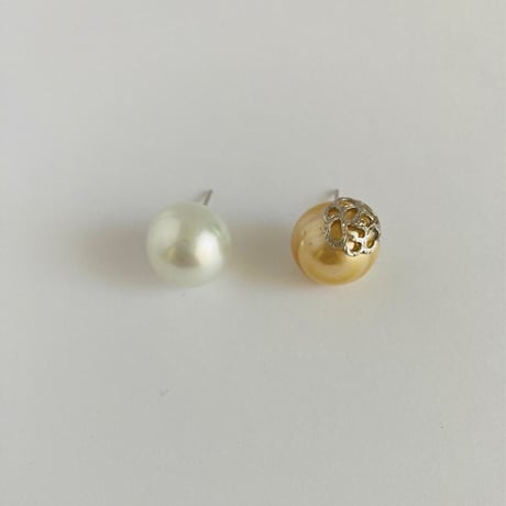 南洋パールピアス、カメリアシルエットチャーム付き