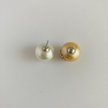 南洋パールピアス、カメリアシルエットチャーム付き