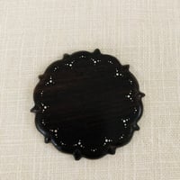 レースオーナメント黒檀とローズウッド、銀点象嵌付き