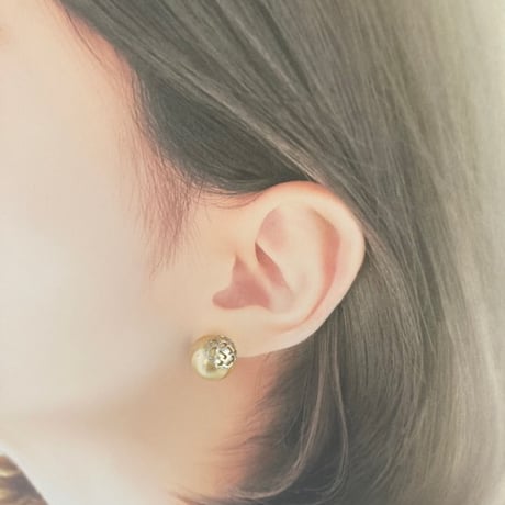 南洋パールピアス、カメリアシルエットチャーム付き