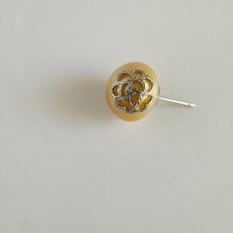 南洋パールピアス、カメリアシルエットチャーム付き