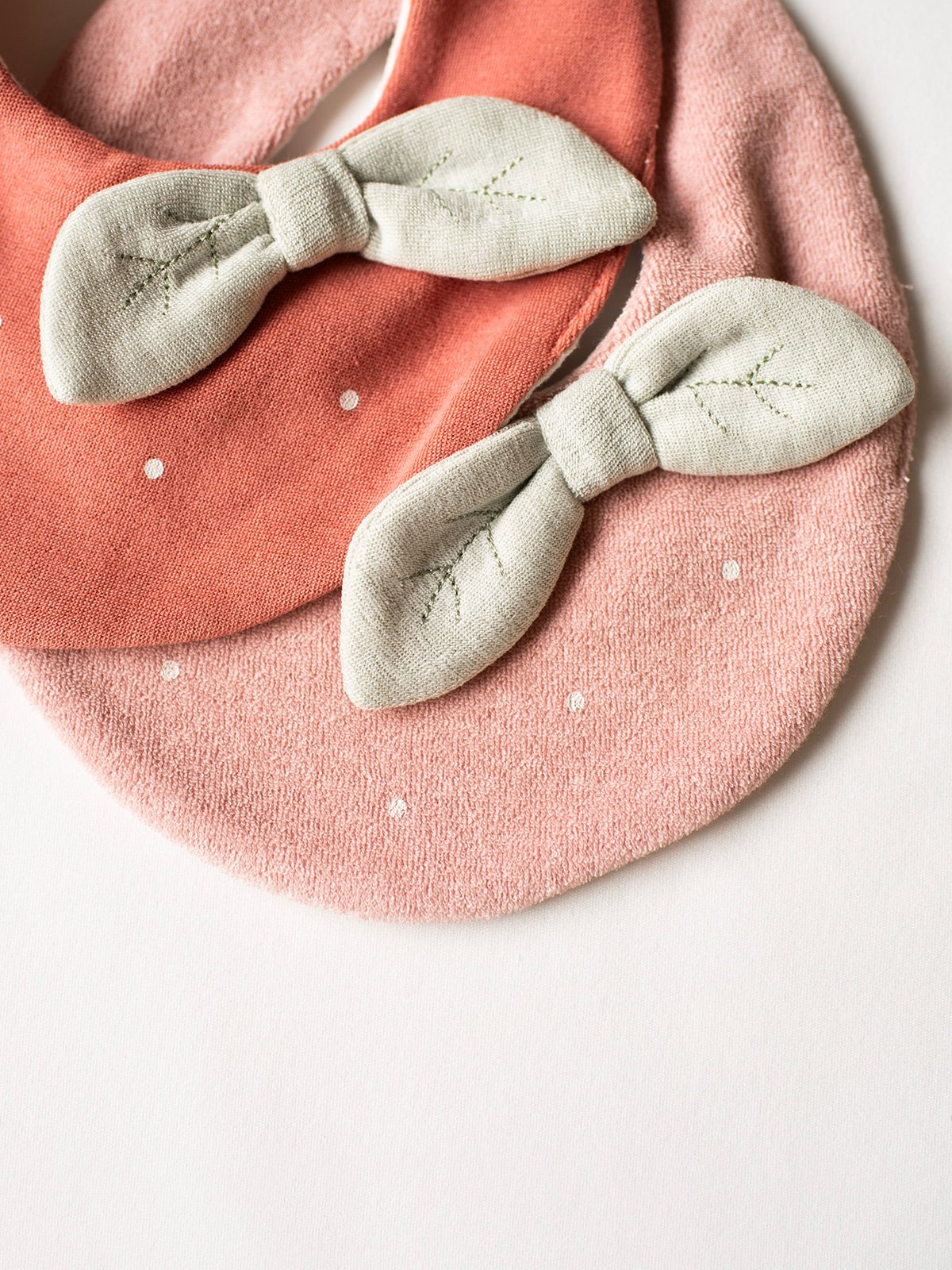 mocmof いちご ベビースタイ 622-554044 | TAKARAYA ONLINE