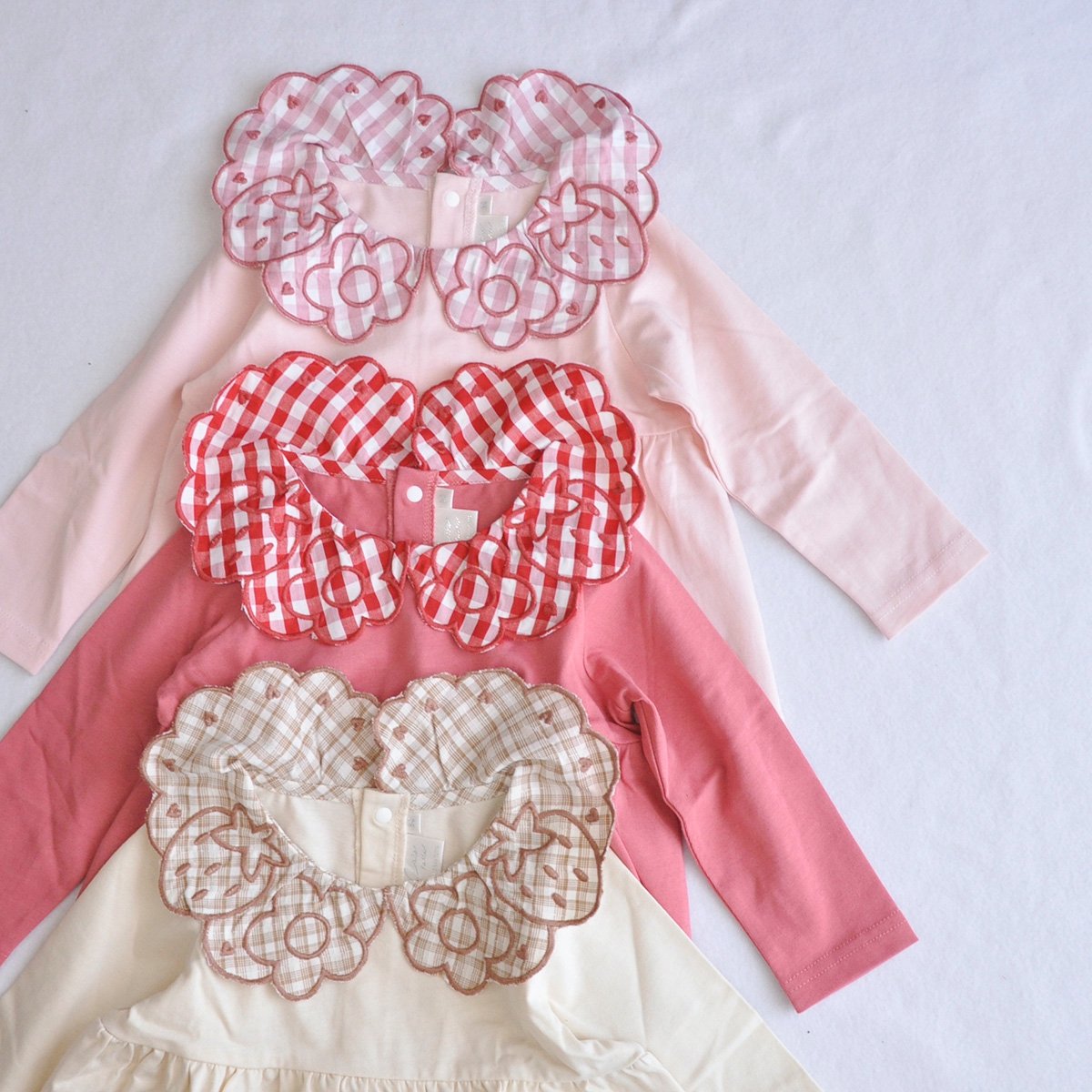 familiar 赤いイチゴ刺繍トップス　80 fit=scale-down,w=1200