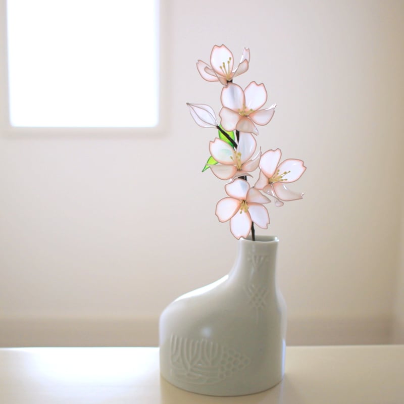 花瓶 Joyye によるかぎ針編みの花束と陶器のストライプ模様の花瓶