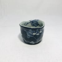 ぐい吞み【風に揺れる野の花・どくだみ】