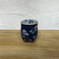 湯呑み【風に揺れる野の花・シロツメグサ】