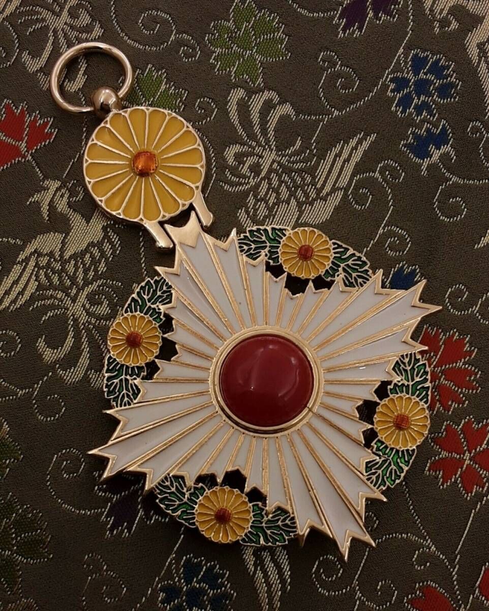 大勲位菊花大綬章 勲章 菊花大綬章 菊花章　レプリカ fit=scale-down,w=1200