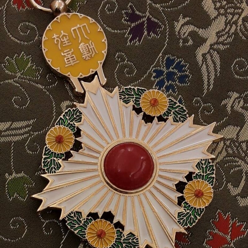 大勲位菊花大綬章 勲章 菊花大綬章 菊花章　レプリカ 大勲位菊花大綬章 勲章 菊花大綬章 菊花章 レプリカ - メルカリ