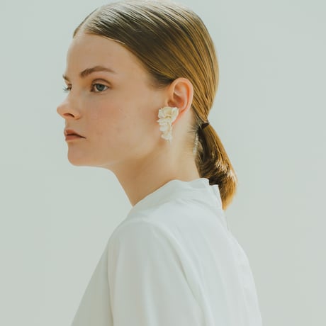 【WHYTO.】ASYMMETRY FLOWER EARRINGS