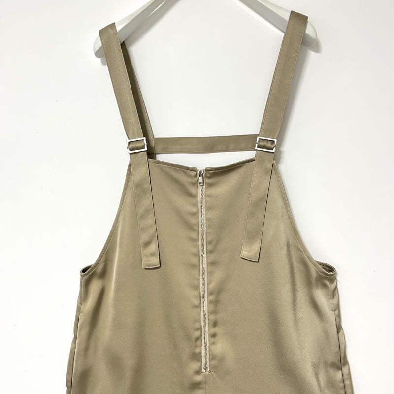 ［CHIGNON］トレンドの後ろ姿まで可愛い ビスチェサロペット　黒 CHIGNON］トレンドの後ろ姿まで可愛い ビスチェサロペット 黒