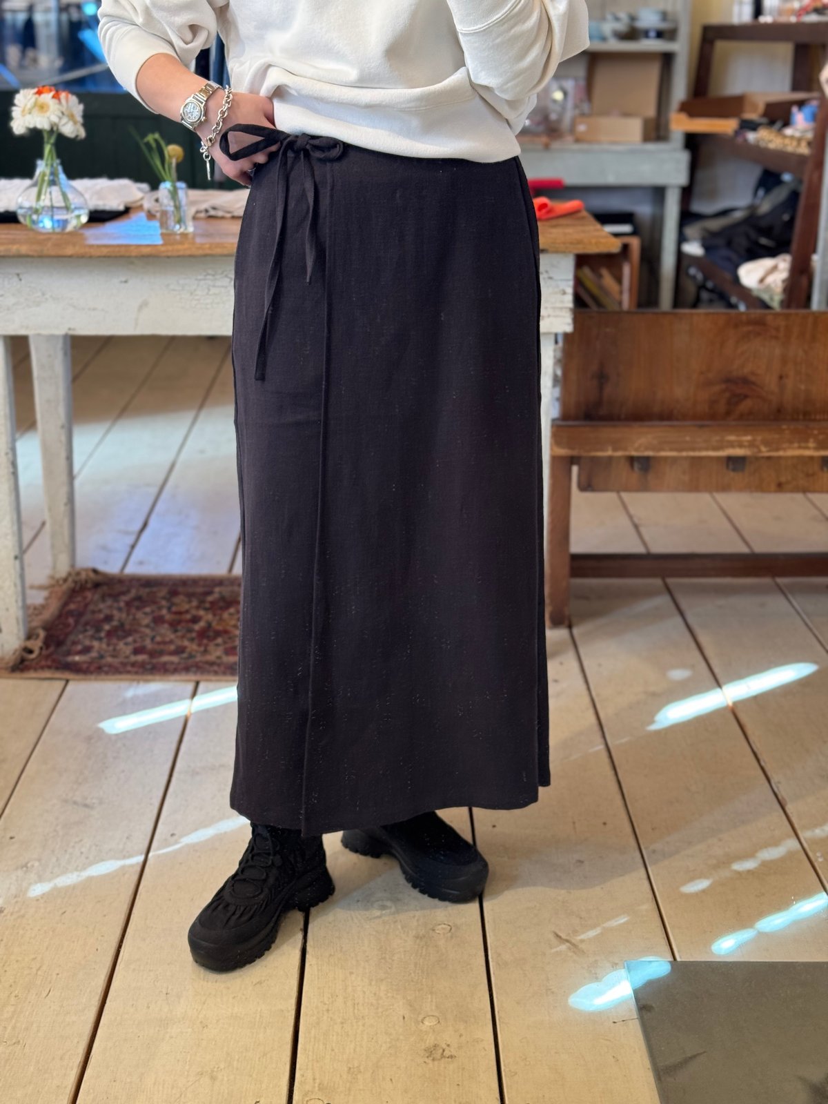 PGG ローカルポリ ラップ風スカート 未使用 シアーフラワー刺繍ラップ風スカート【洗濯機洗い可】（ミモレ