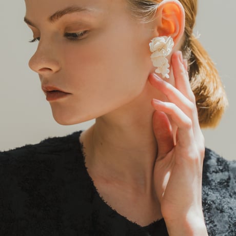 【WHYTO.】ASYMMETRY FLOWER EARRINGS