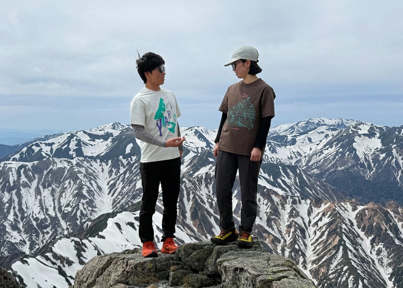 山頂柄】and wander × 鈴木ともこ コラボTシャツ | Yarigatakesan