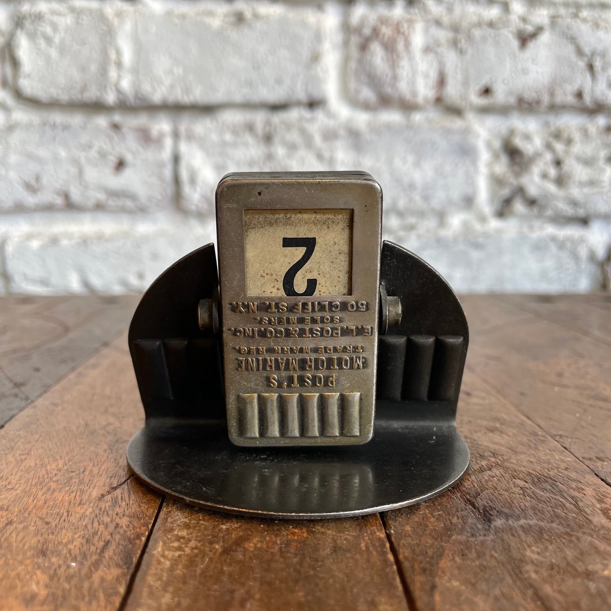 赤とシルバーの、日付カウンター万年カレンダー 赤とシルバーの、日付カウンター万年カレンダー - メルカリ