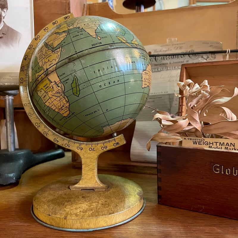 地球儀 油彩画宙華と塵取り 地球儀 油彩画宙華と塵取り 1930's ブリキ 地球儀 | 7miles from the