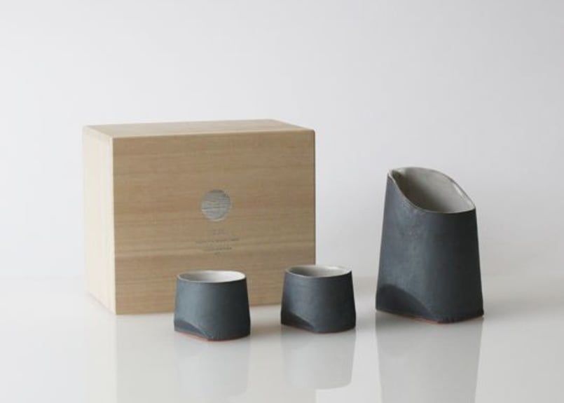 高田硯　石真作　銀糸　桐箱入り TSUKI／YUKI】Sake set（桐箱入り） | 丸三安田瓦工業オンライン