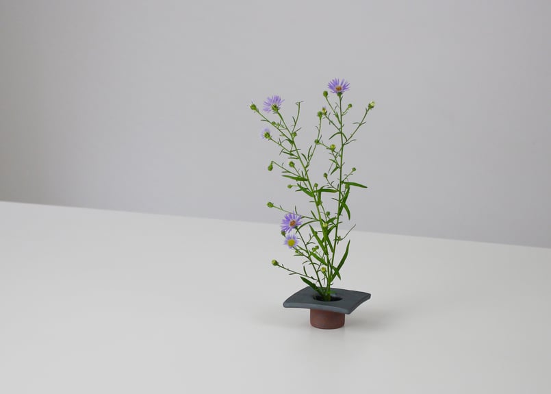 三つ足 花器 剣山付き MYK】KENZAN-aya 剣山-彩 | 丸三安田瓦工業オンラインストア