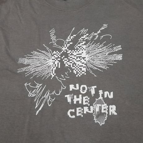 NOT IN THE CENTER B T-shirt [gray]