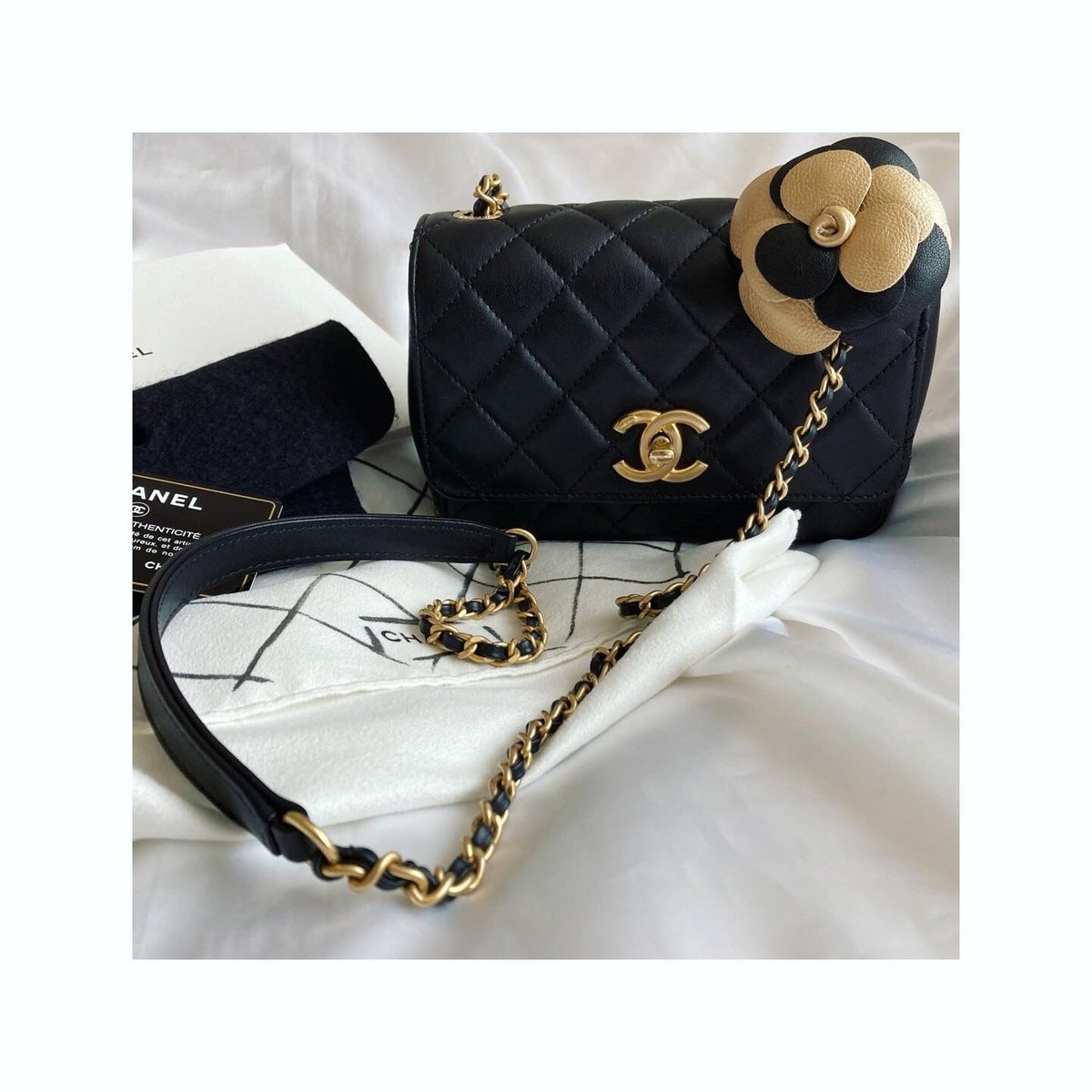 シャネル　CHANEL ミニマトラッセ　 カメリア付き　チェーンバッグ