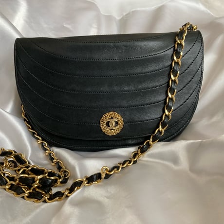シャネル　CHANEL  ハーフムーン　チェーンショルダーバッグ
