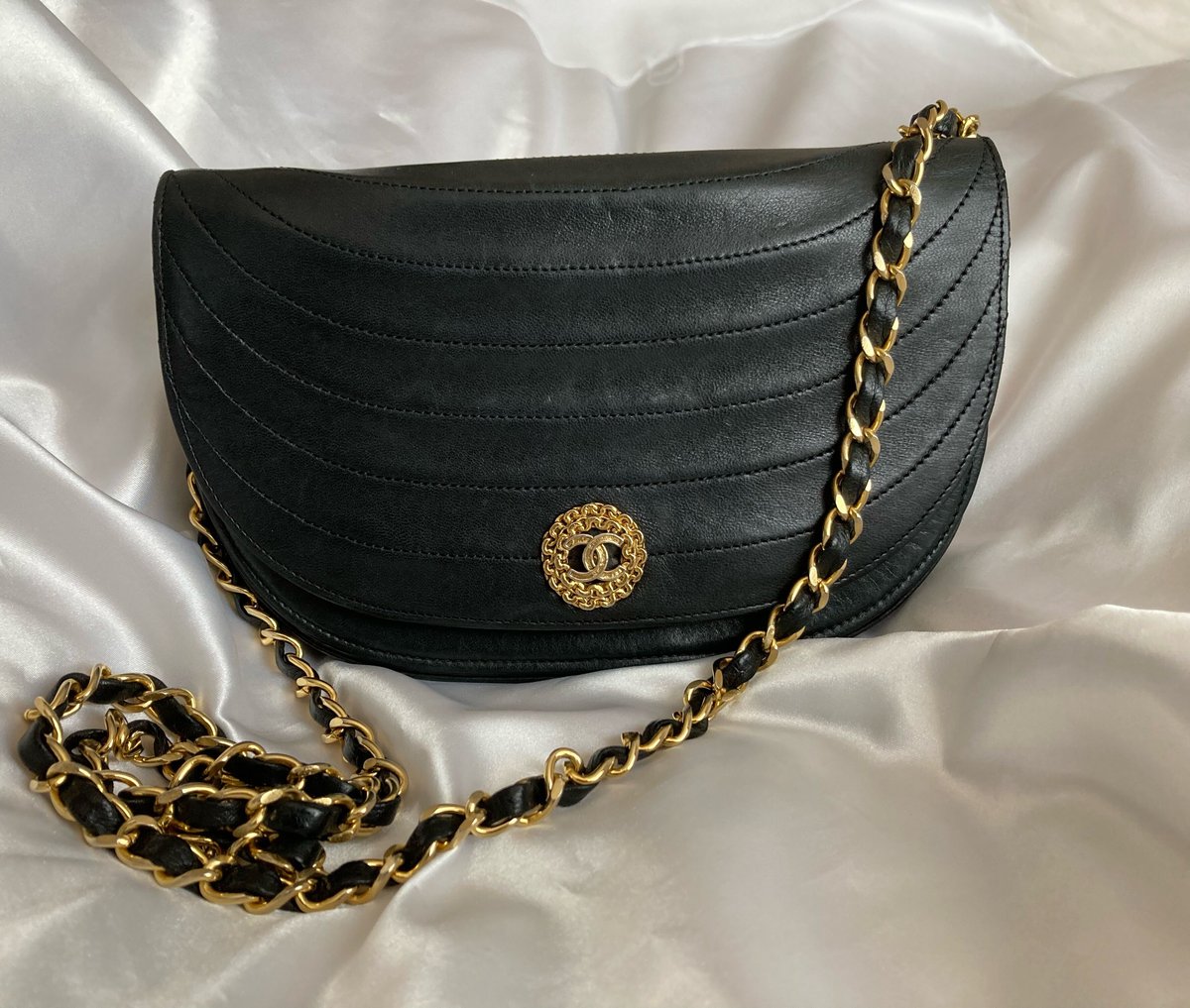 シャネル　CHANEL ハーフムーン　チェーンショルダーバッグ