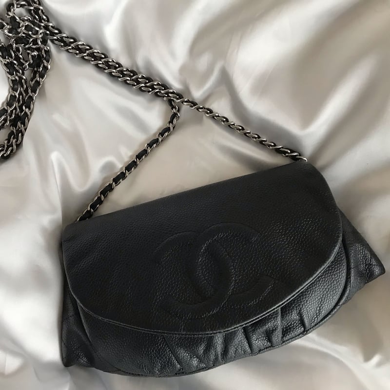 シャネル　CHANEL ハーフムーン　キャビアスキンチェーンウォレット　斜めがけ