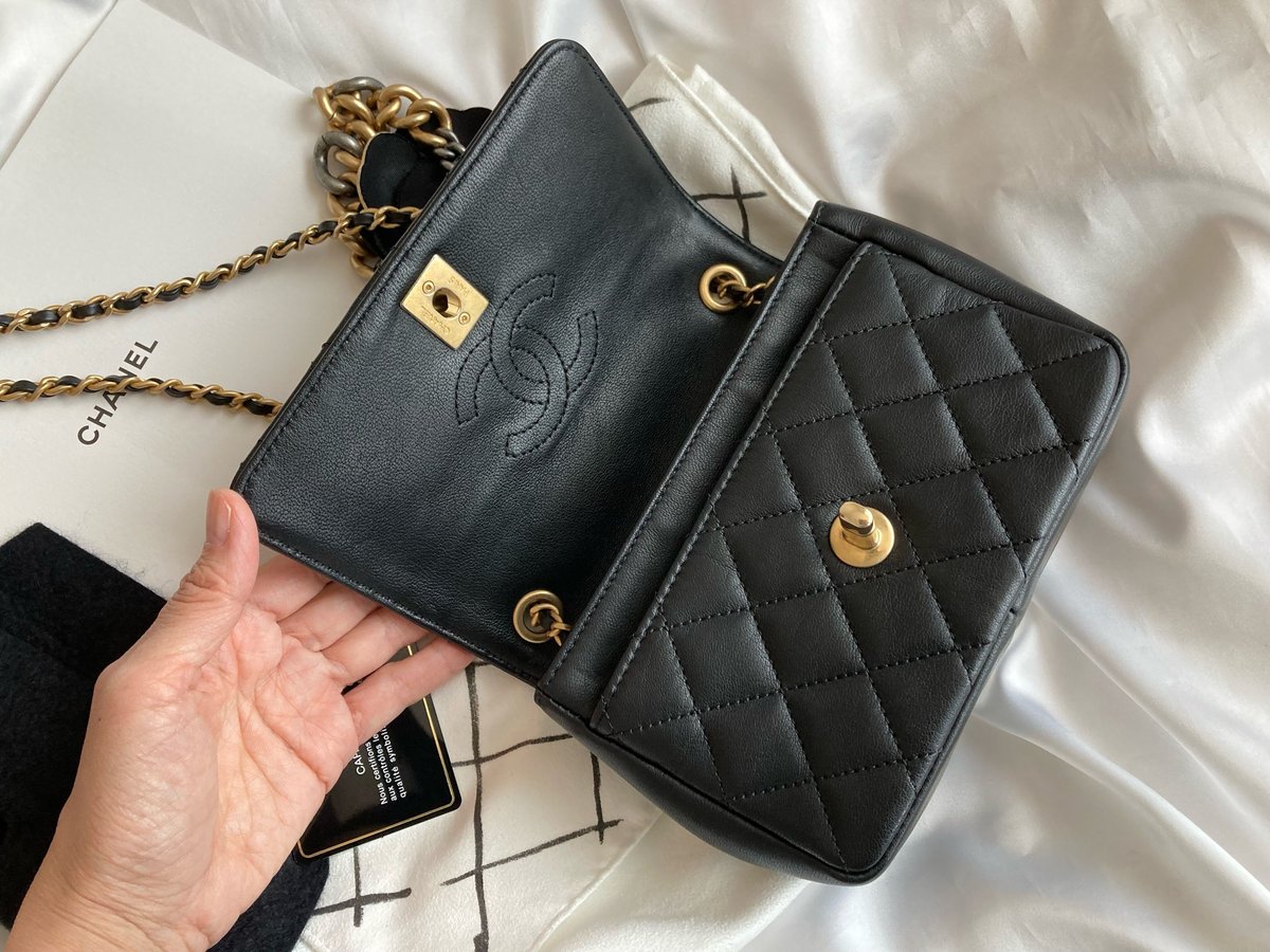 シャネル CHANEL ミニマトラッセ カメリア付き チェーンバッグ