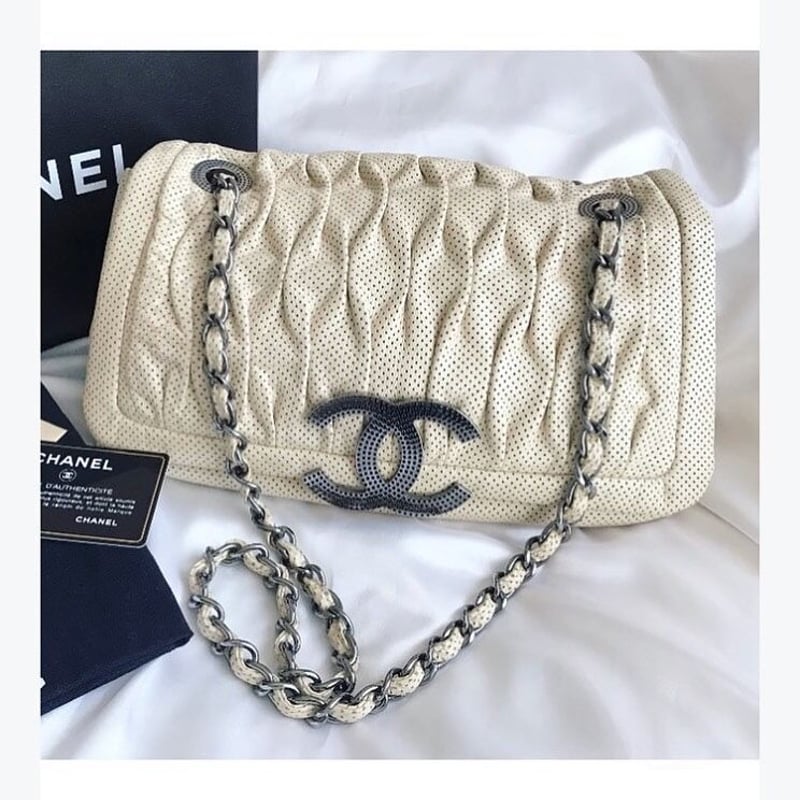 シャネル CHANEL メタリックカラーレザー パンチングショルダーバッグ