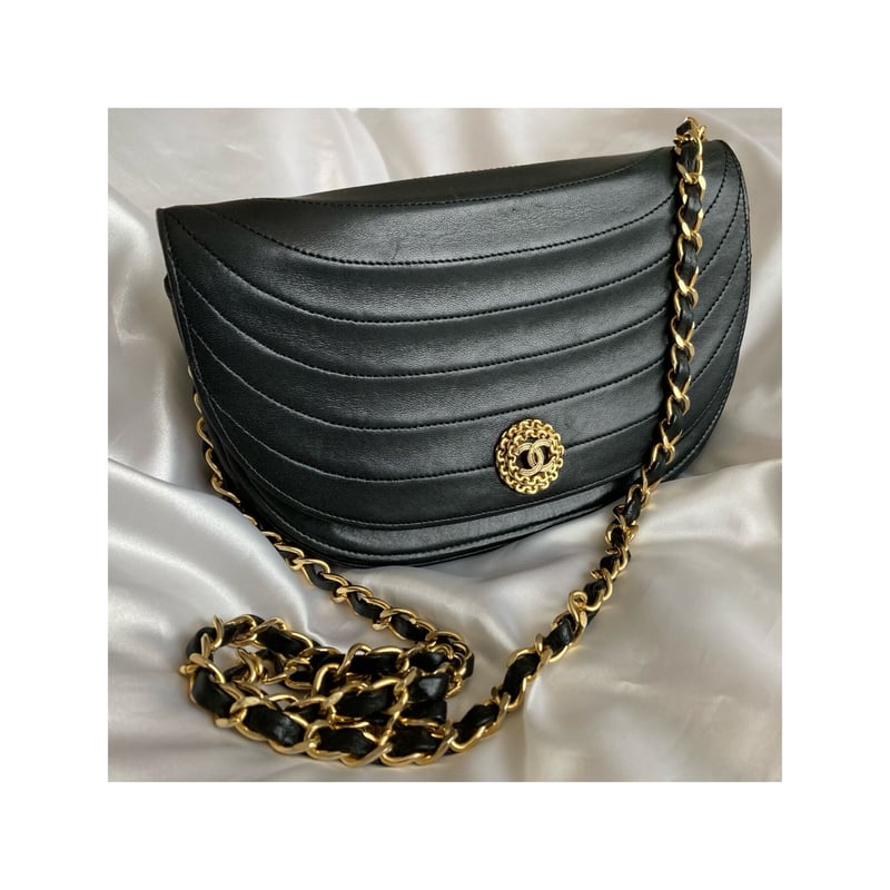 CHANEL ハーフムーン　ショルダーバッグ