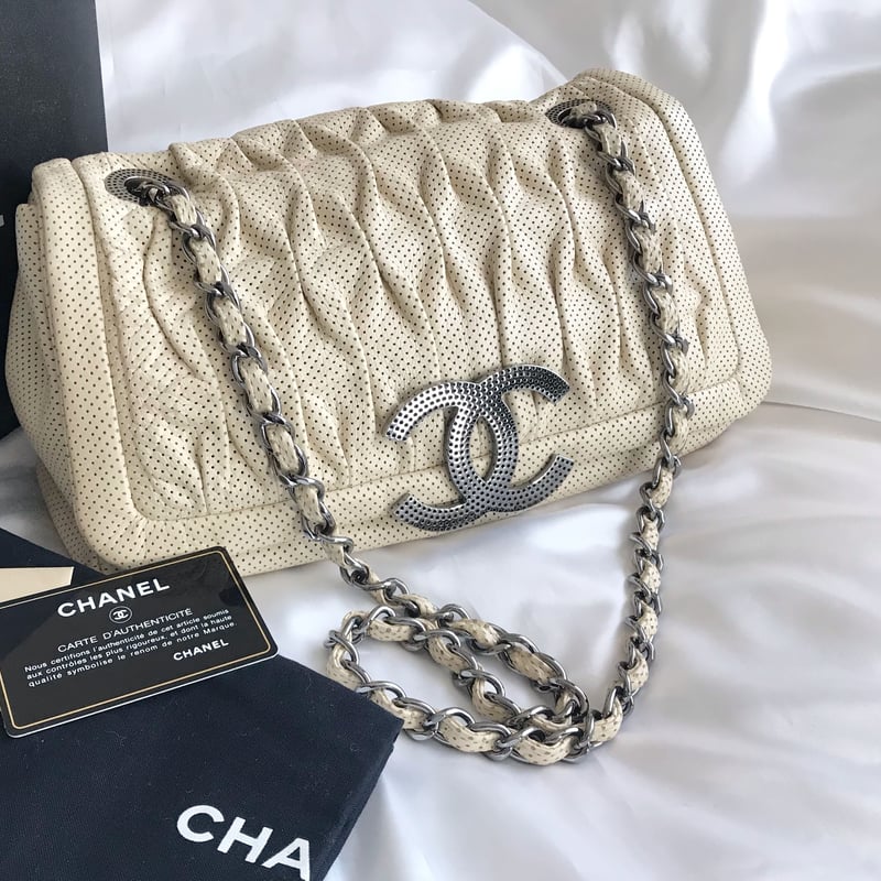 シャネル CHANEL メタリックカラーレザー パンチングショルダーバッグ