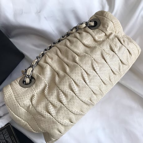 シャネル CHANEL メタリックカラーレザー　パンチングショルダーバッグ