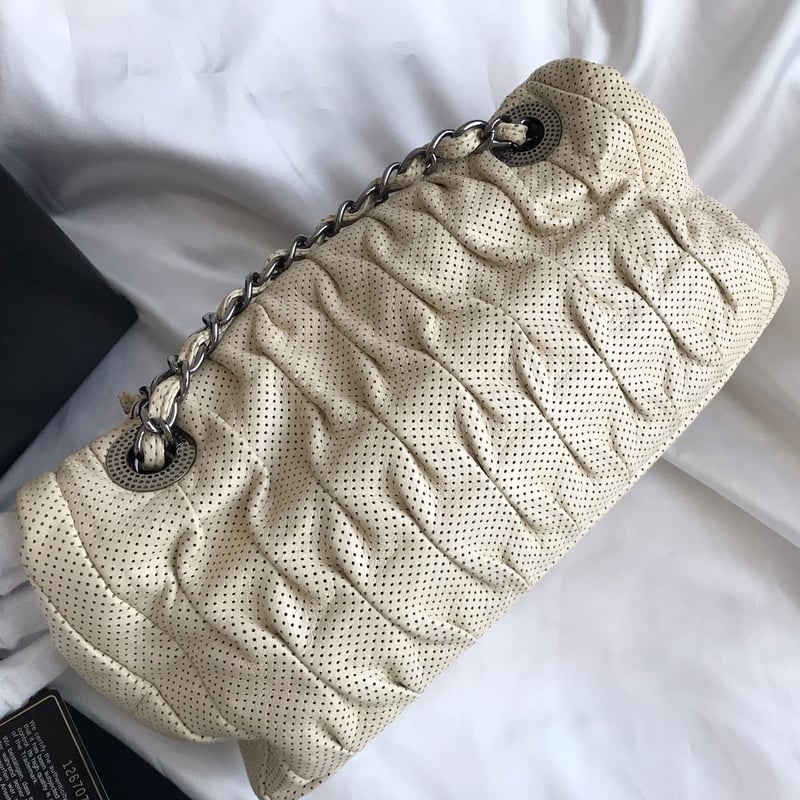 シャネル CHANEL メタリックカラーレザー パンチングショルダーバッグ