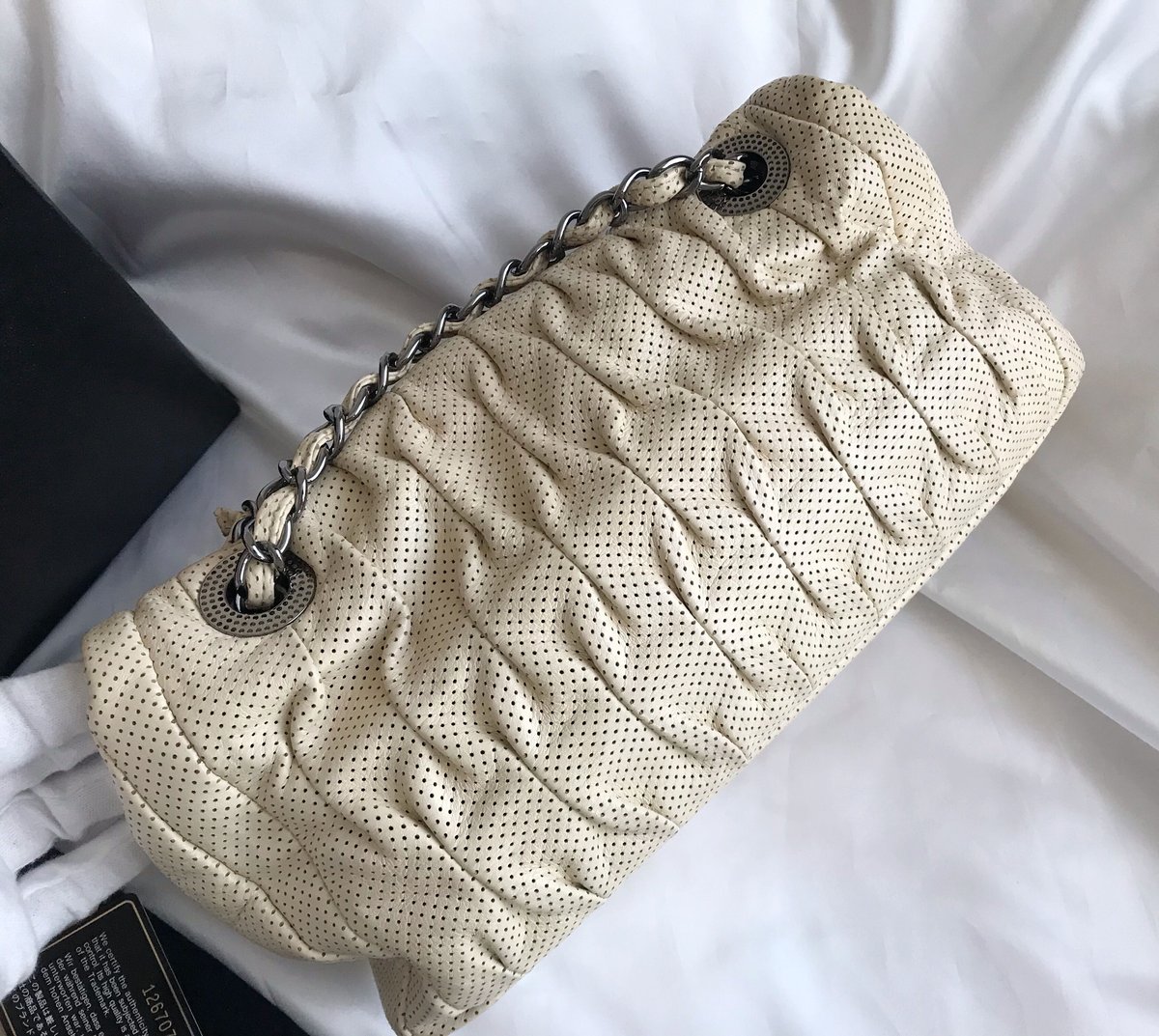 シャネル CHANEL メタリックカラーレザー パンチングショルダーバッグ ...