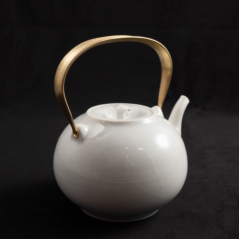 村上雄一 白磁ポット真鍮観音開き | ぶどうのたね