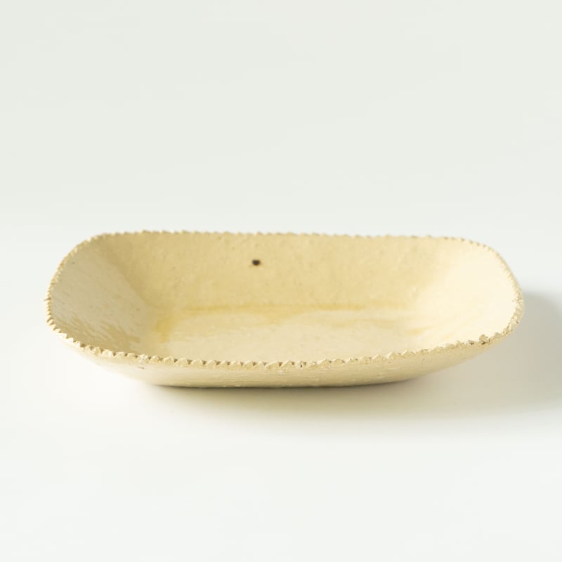 安齋新・厚子 米色青磁ギザギザシカク皿M | ぶどうのたね