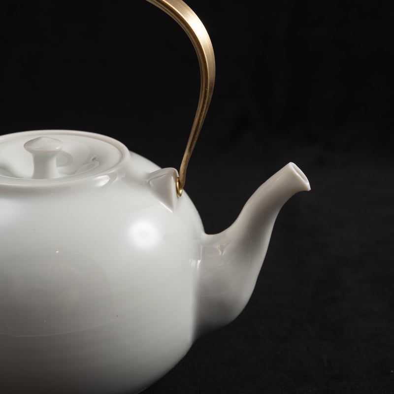 村上雄一 白磁ポット真鍮観音開き | ぶどうのたね