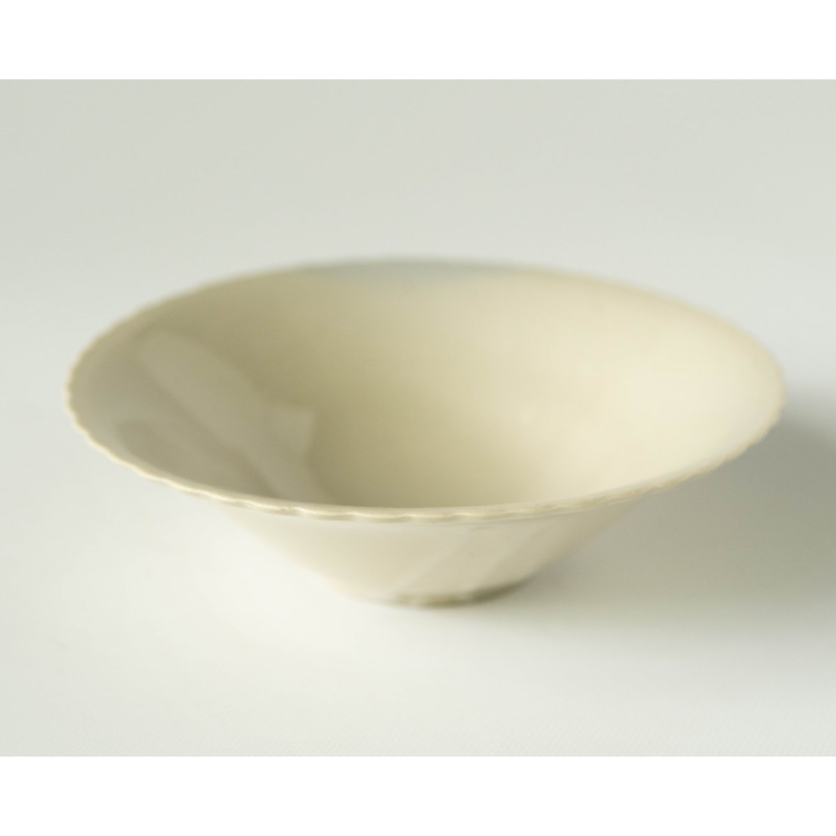 安齋新・厚子 白磁菊花小鉢 | ぶどうのたね