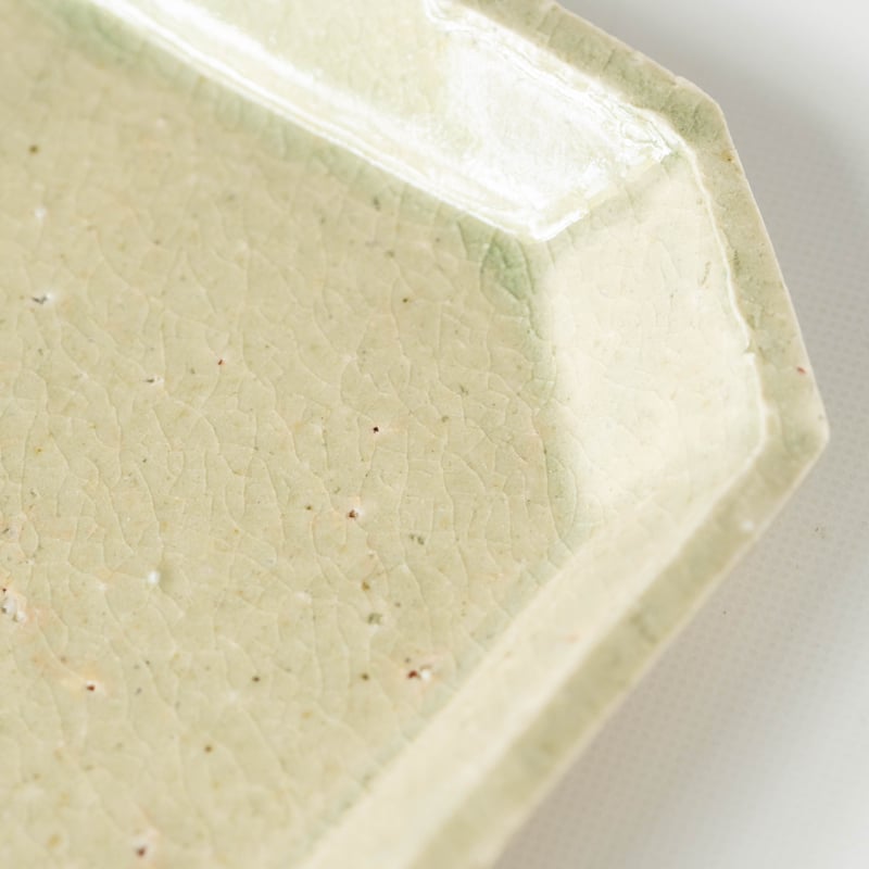 安齋新・厚子 青磁隅切四角皿L | ぶどうのたね