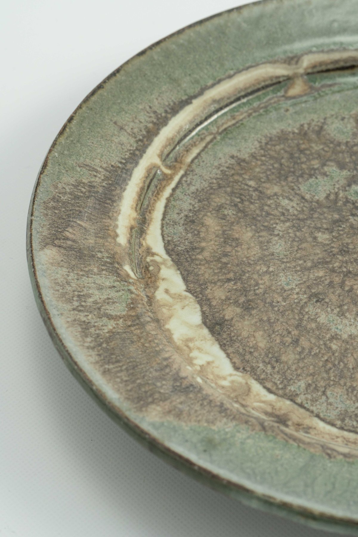 清岡幸道 灰白オリーブ8寸リムプレート | ぶどうのたね