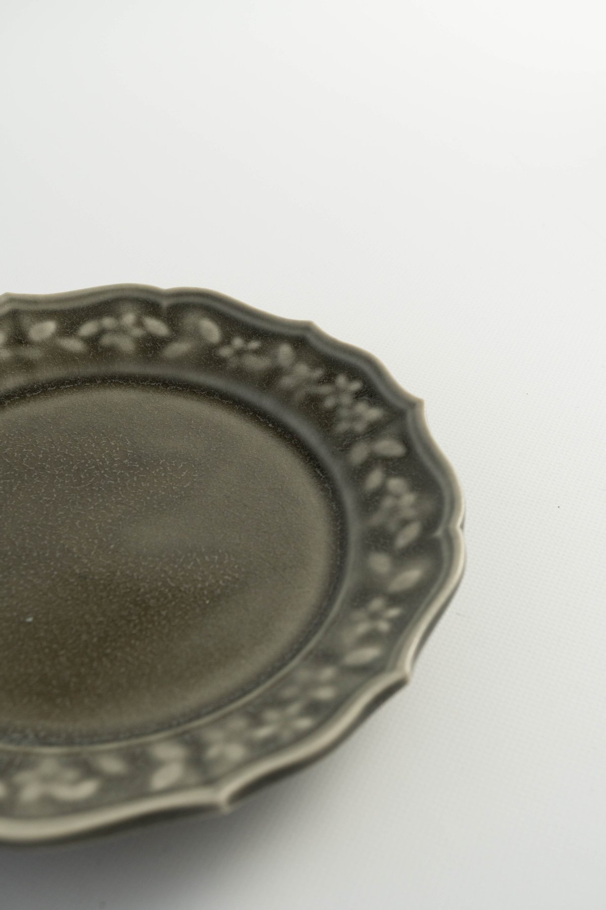 阿部慎太朗 花冠レリーフ皿5寸 | ぶどうのたね