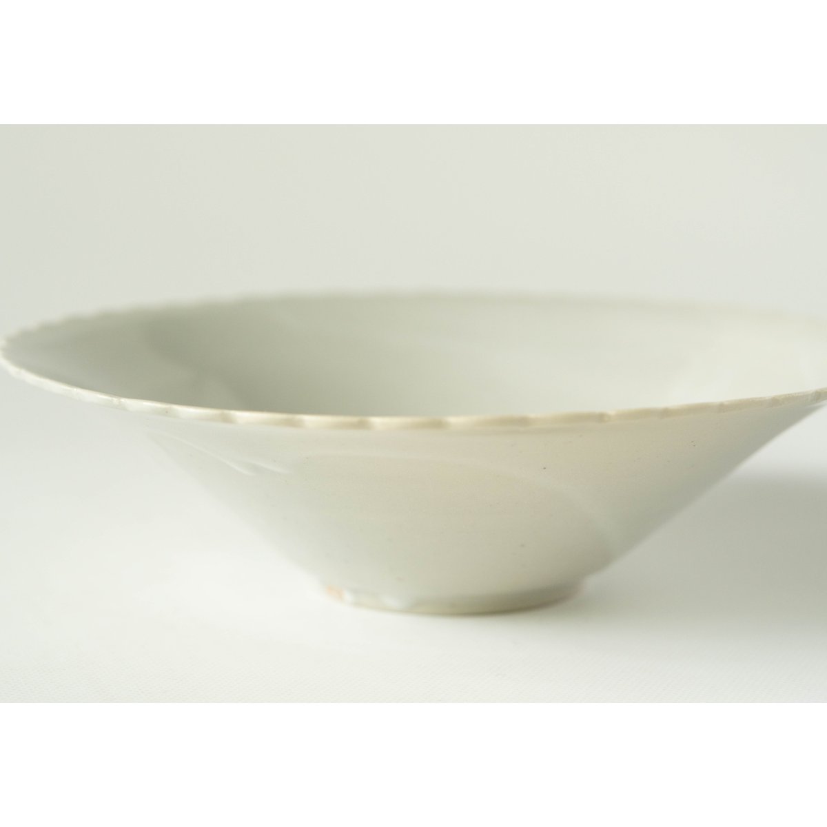 安齋新・厚子 白磁菊花鉢 | ぶどうのたね