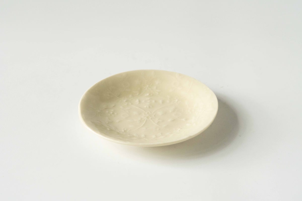 稲村真耶さん 湖水と生成陰刻更紗唐草7寸皿セット 稲村真耶さん 湖水と生成陰刻更紗唐草7寸皿セット