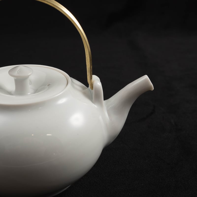 村上雄一 白磁ポット真鍮観音開き | ぶどうのたね