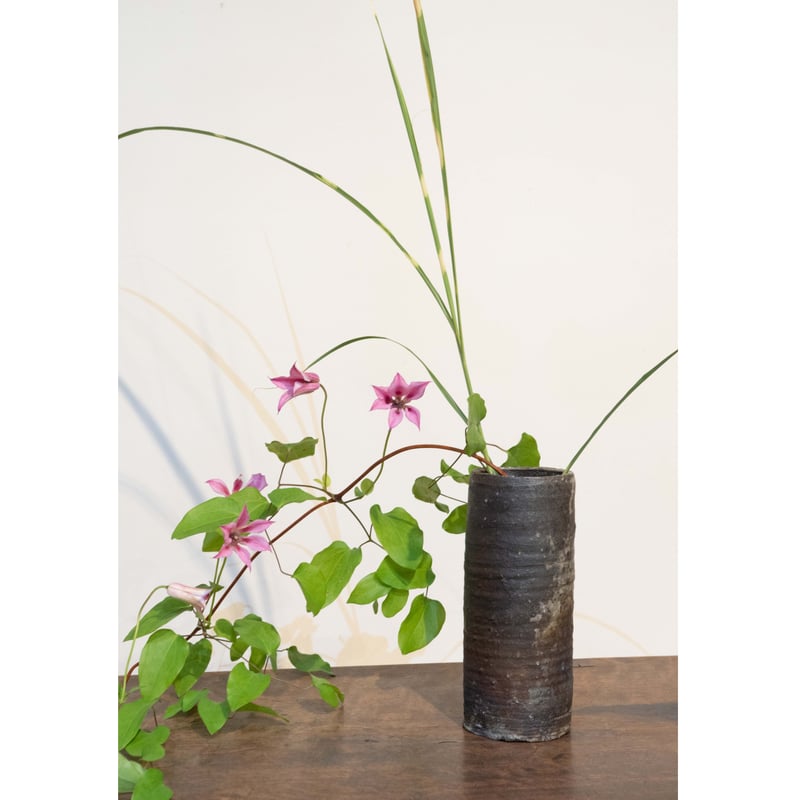尾形アツシ 薪窯筒型焼しめ花器 | ぶどうのたね